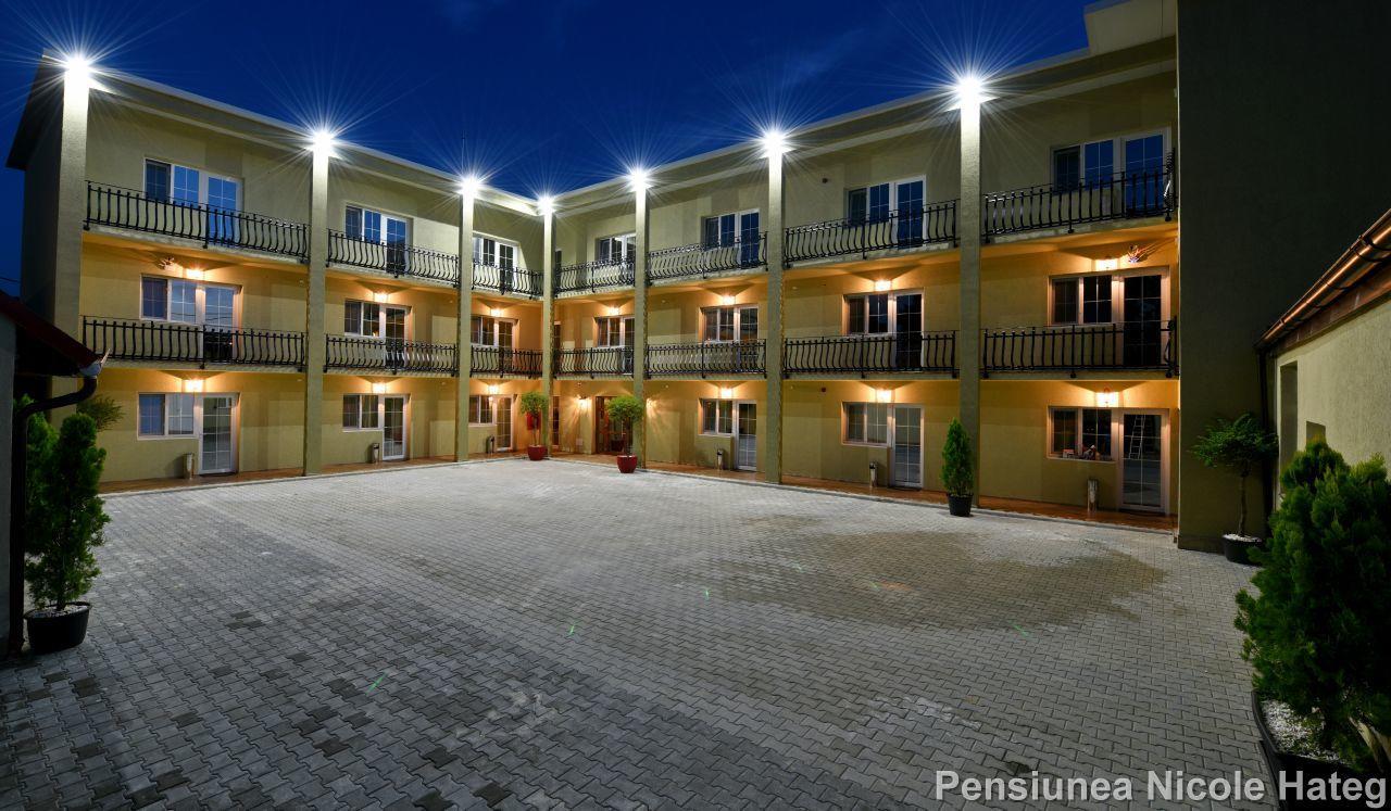 Vila Nicole Hotel Haţeg Esterno foto